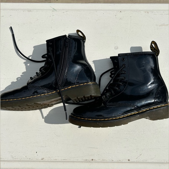 Dr. Martens Black Lace Up Patent Leather Delaney Boots Kid's Size 2 - Picture 2 of 6